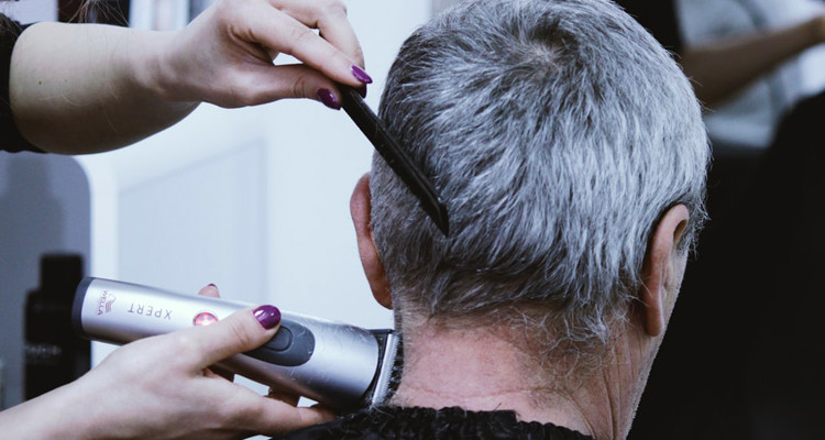 Quanto custa um serviço de cabeleireiro a domicílio? Preços em 2023